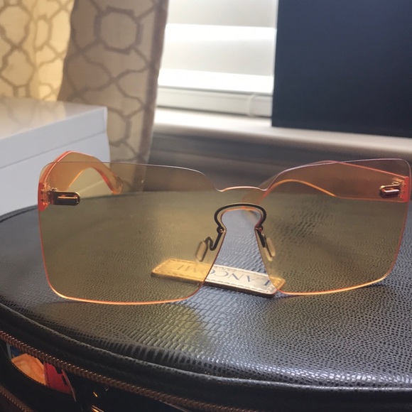 Yellow acrylic sunglasses from the Gloss Label - Picture 2 of 5